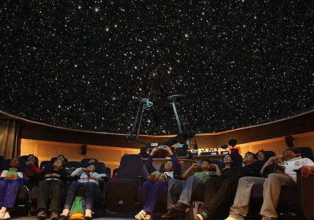  Con el sistema Full Domo se proyectan los astros y sus misterios. Foto: John Reyes - La República   