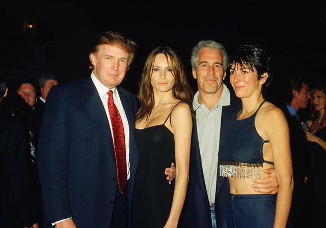 Donald Trump y su esposa Melania Knauss, seguidos por Jeffrey Epstein y la británica Ghislaine Maxwell. En el club Mar-a-Lago, ubicado en Palm Beach, Florida, el 12 de febrero de 2000. Foto:. Vanity Fair   