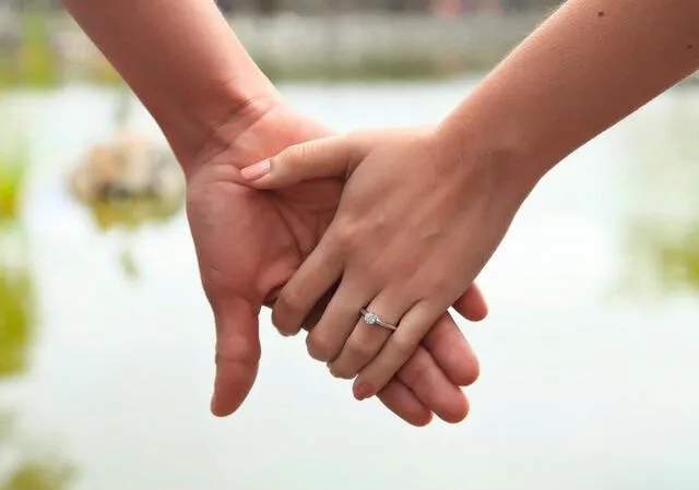 Aunque no siempre se cumple el protocolo de las pedidas de mano, lo cierto es que constituye un momento de suma importancia con la pareja Foto: Freepik 