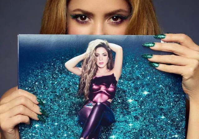Shakira junto con la portada de su nuevo disco. Foto: Instagram   