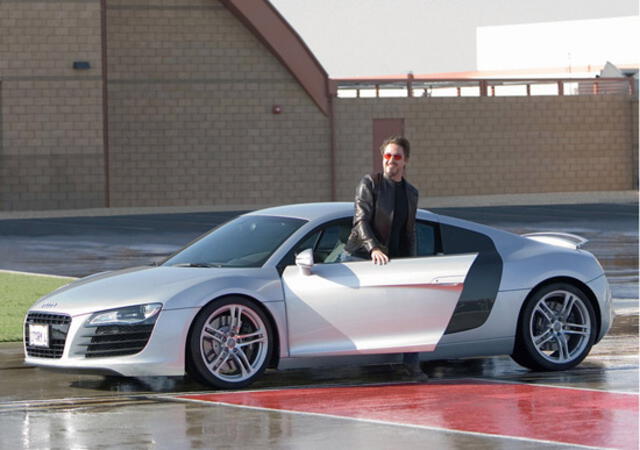 Robert Downey Jr. junto a uno de sus autos de lujo de marca Audi. Foto: Instagram