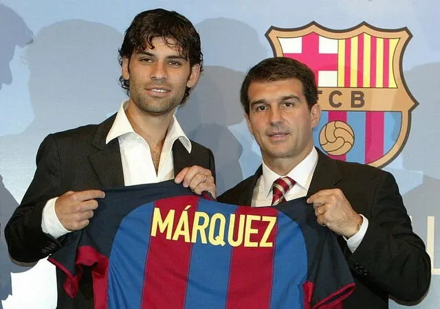 Rafa Márquez siendo presentado como jugador del FC Barcelona junto a Joan Laporta en el año 2003. Foto: difusión