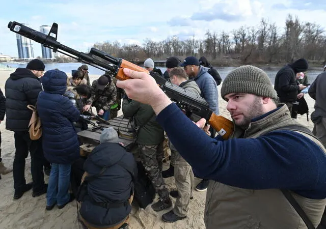 Guerra de Rusia y Ucrania: radio ucraniana explica a los civiles cómo fabricar bombas molotov