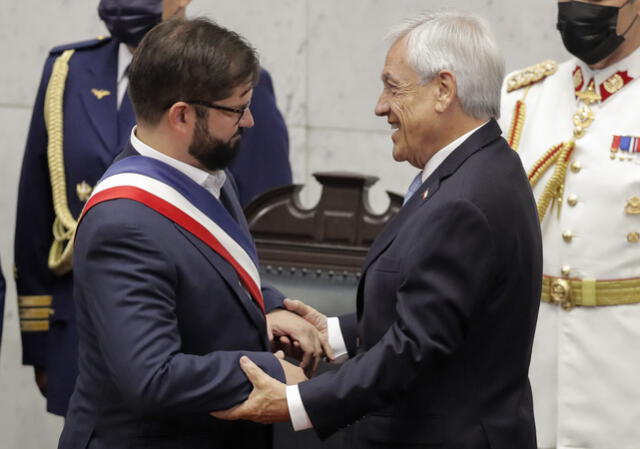  Sebastián Piñera sucediendo su puesto de presidente a Gabriel Boric. Foto: AFP   