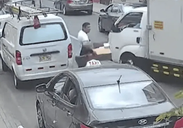 Hombre cruzó la calle con tranquilidad después del robo. Foto: Captura Panamericana Televisión   