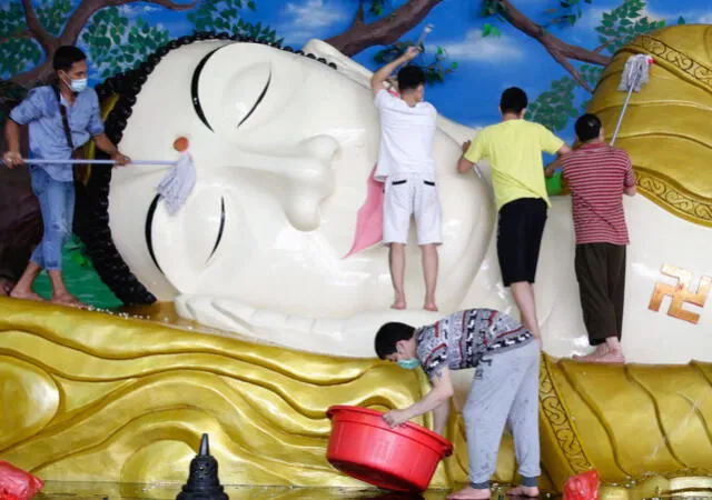 Ciudadanos de Indonesia limpiando una estatua gigante de Buda para las celebraciones del Año Nuevo chino. Foto: EFE/Adi Weda