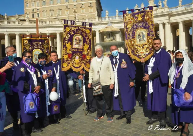 Hermandad del Señor de los Milagros de Roma que estuvo presente durante el saludo del Papa Francisco a la comunidad peruana. Foto: Hermandad del Señor de los Milagros de Roma