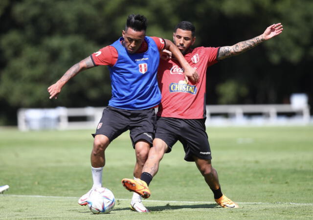 Selección peruana: Christian Cueva y Sergio Peña disputan un balón durante los entrenamientos. Foto: @SeleccionPeru