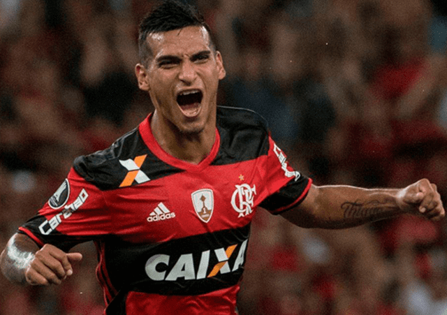 El primer club de Miguel Trauco en el exterior fue Flamengo de Brasil. Foto: AFP.   