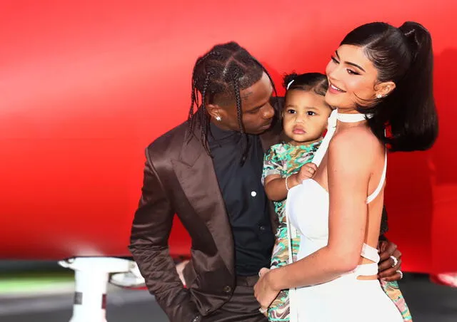 Kylie Jenner y Travis Scott junto a su hija Stormi