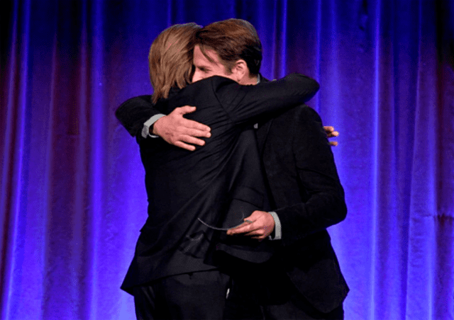 Bradley Cooper el encargado de entregar el premio al actor y ambos se fundieron en un tierno abrazo en el escenario.