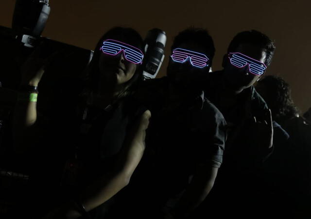 Seguidores de Muse con lentes futuristas. Foto: John Reyes