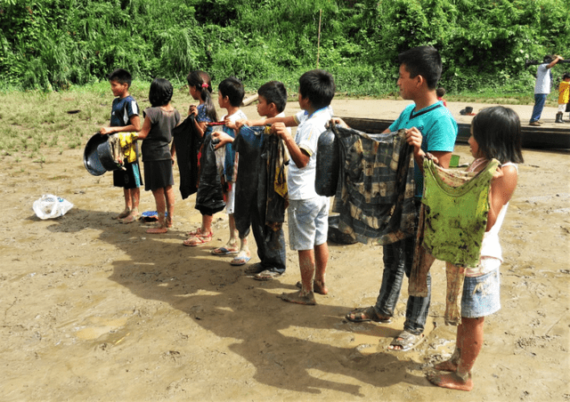 Niños participaron del recojo de petróleo en el derrame ocurrido en enero del 2016 en la región Amazonas. Foto: Rodrigo Lazo