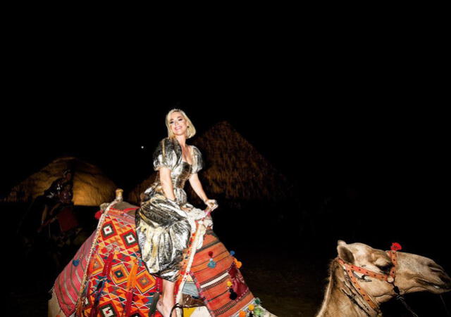 Katy Perry en paseo nocturno por las pirámides de Egipto