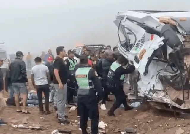 Miniván y cúster habrían chocado primero en accidente de 10 vehículos. Foto: Andina    