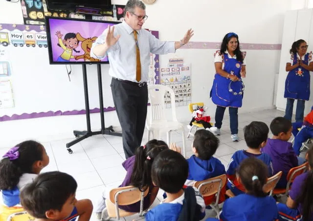  Ministro de Educación, Morgan Quero, durante la enseñanza de la fonética en inglés para niños de inicial de la IEI Victoria Barcia Boniffatti, en Surco. Foto: Gobierno del Perú   