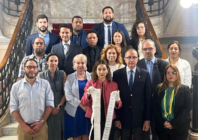 Gustavo Silva, miembro del comando unitario, presentó documentos que, afirmó, validan la victoria electoral de González Urrutia. Foto: Congreso de Argentina.   