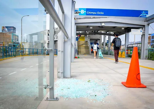 Barristas destrozaron las puertas de embarque del terminal Chimpu Ocllo, inaugurado hace menos de un mes. Foto: ATU   