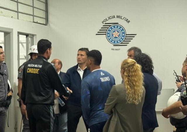 Navarro hablando con agentes policiales tras el partido. Foto: difusión   