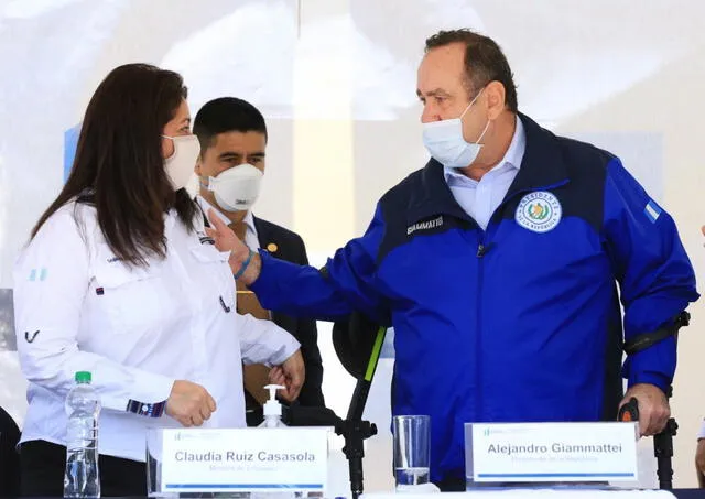 Ministra de Educación, Claudia Ruíz y el presidente de Guatemala, Alejandro Giammattei; coordinan detalles antes del estreno de 'Aprendo en Casa'. Foto: Presidencia GT