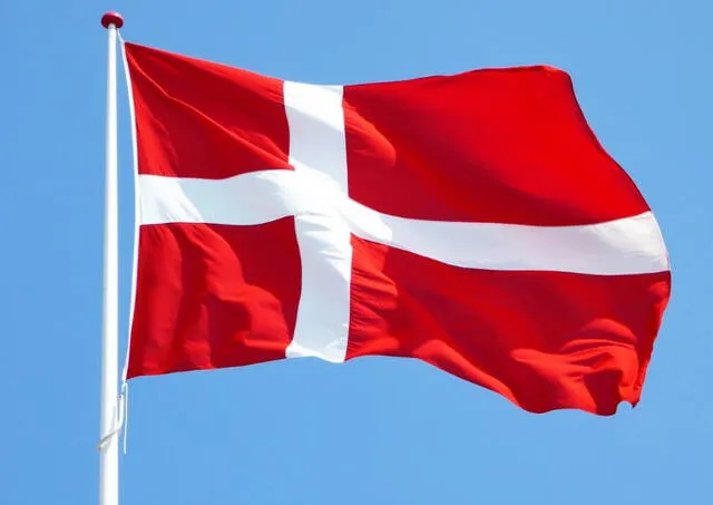 Dinamarca tiene una bandera que lleva una cruz que ocupa todo el paño. Foto: @markkoenig/ Unsplash