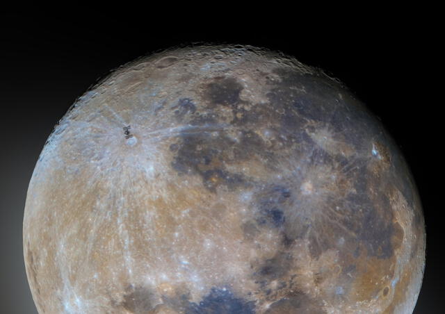 Fotografía del tránsito de la Estación Espacial Internacional por delante de la Luna vista desde Arizona. Foto: Andrew McCarthy / Twitter