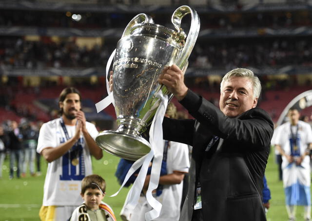 Ancelotti levantando la 'décima' Champions League del Real Madrid. Foto: AFP.