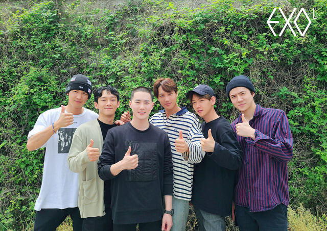 Suho con los miembros de EXO