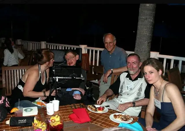  Stephen Hawking estuvo en la isla de Epstein. Foto: The Sun   
