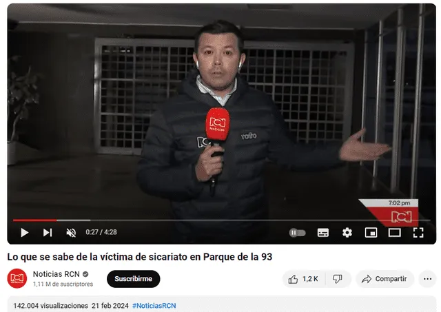  Informe de RCN evidenciando la puerta del aparcamiento por donde ingresó el sicario en Colombia. Foto: Youtube / RCN.    