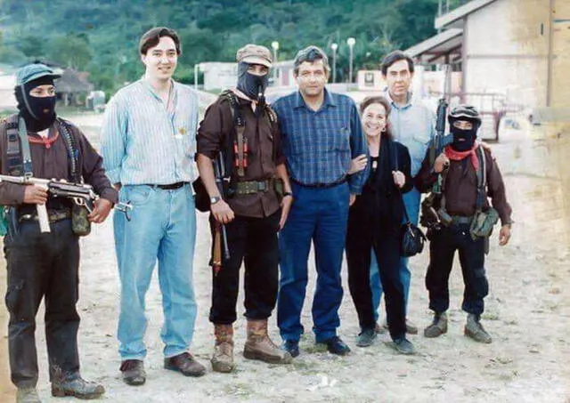 Andrés Manuel López Obrador y el EZLN en las conversaciones de paz en 1994. Foto: AMLO/X   