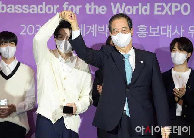 World EXPO 2030 en Busan: Suga recibe condecoración. Foto: AsiaToday