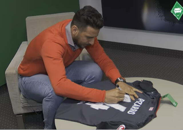 Claudio Pizarro subasta su camiseta del Bremen para ayudar a niños desfavorecidos del Perú
