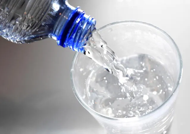 El consumo diario de agua ayuda a evitar infecciones. Foto: AFP.