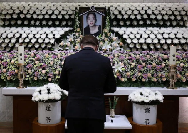 El padre de Goo Hara en el funeral de su hija.