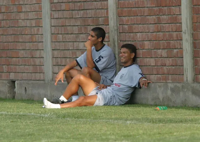 Mackenzie junto a 'Chicho' Salas, hoy entrenador de Alianza Lima. Foto: GLR   