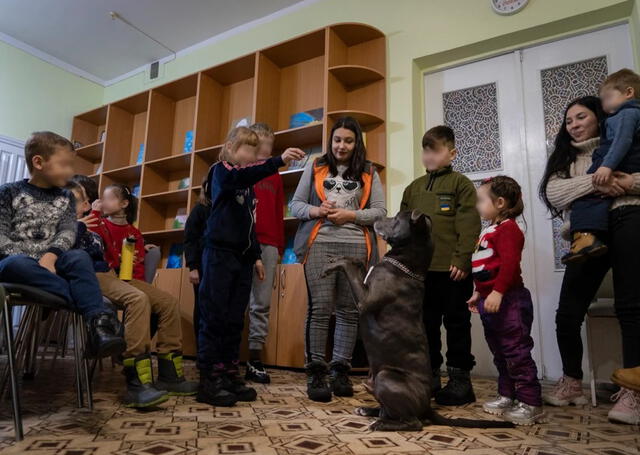 Algunos familiares de los niños se encuentran luchando en la guerra. Foto AP/Vasilisa Stepanenko