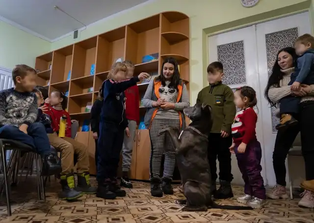Algunos familiares de los niños se encuentran luchando en la guerra. Foto AP/Vasilisa Stepanenko Algunos familiares de los niños se encuentran luchando en la guerra. Foto AP/Vasilisa Stepanenko