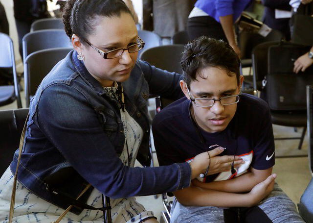 Mariela Sanchez, de Honduras, con su hijo Jonathan, de 16 años, con fibrosis quística. (AP