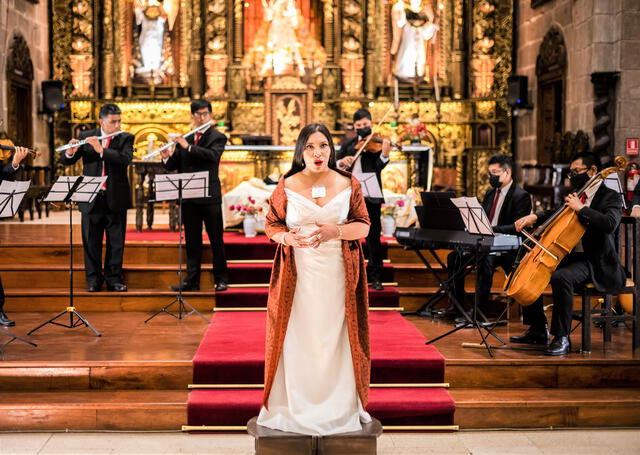 Gladis Huamán, soprano lírica y músicos de la Orquesta Sinfónica del Cusco, entona el himno nacional en shipibo-konibo.