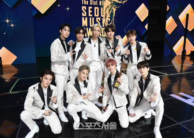 NCT 127 posa con su daesang en el escenario de los Seoul Music Awards 2022. Foto: captura KBS