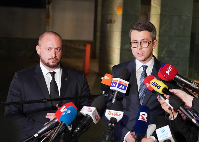 El Jefe de la Oficina de Seguridad Nacional, Jacek Siewiera (L), y el Portavoz del gobierno polaco, Piotr Muller, hacen una declaración después de una reunión de crisis de la Oficina de Seguridad Nacional, en Varsovia
