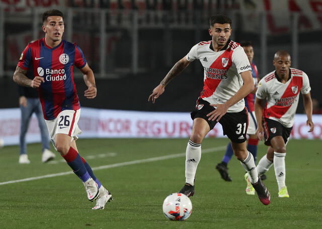 Santiago Simon es el volante por derecha del elenco riverplatense. Foto: AFP