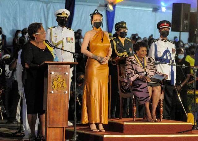 Rihanna estuvo presente en la ceremonia que declaraba a Barbados como una república independiente en 2021. Foto: AFP   