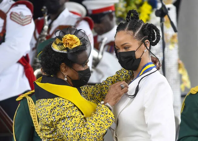 Rihanna siendo reconocida como héroe nacional en Barbados. Foto: AFP   