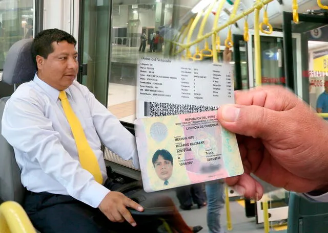  MTC aclara cuál es la edad máxima para sacar la licencia de conducir en el Perú. Foto: Composición LR/Andina.   