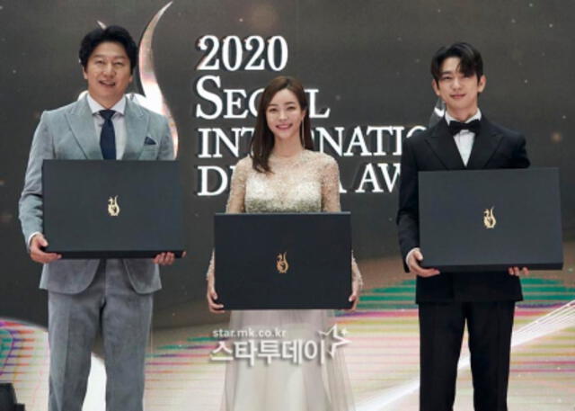 Kim Soo Ro, Park Ji Min y Jiyoung de GOT7, MC de los Seoul International Drama Awards. Créditos: Star.mk