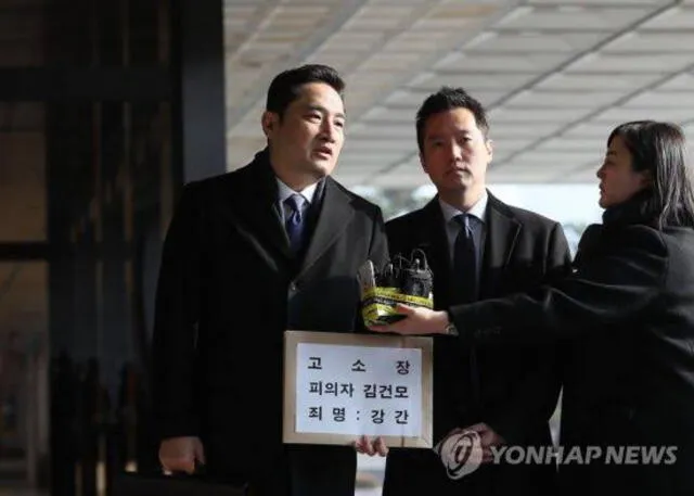 El abogado Kang Yong Seok presentó la denuncia por agresión sexual contra Kim Gun Mo,ante la Fiscalía Central de Seúl el día 9 de diciembre del 2019.