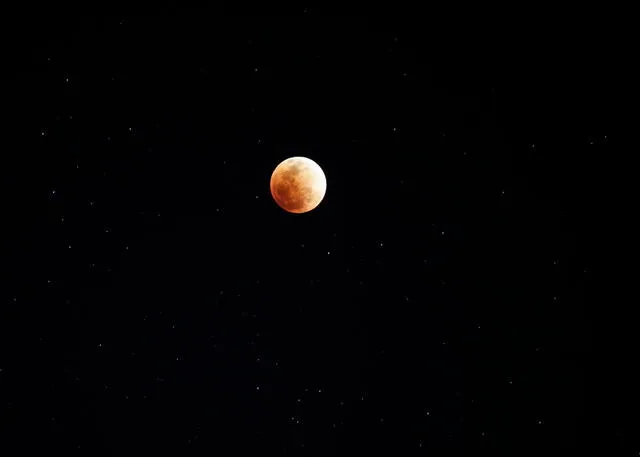 La 'luna de sangre' estuvo rodeada por decenas de estrellas brillantes en Arequipa. Foto: Rodrigo Talavera/La República Arequipa