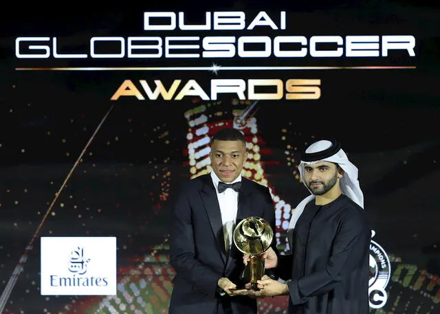 Kylian Mbappé recibió el premio al mejor jugador del año. Foto: EFE.